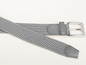 Ein grauer gewebter Gürtel mit einer silbernen Schnalle.