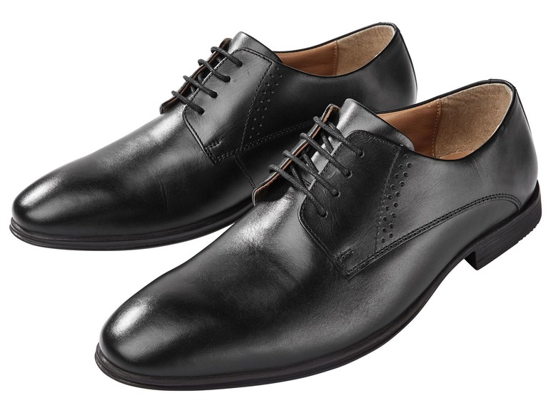 Zwei Paar schwarze Lederschuhe für Herren mit Schnürsenkeln.