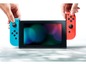 Eine Nintendo Switch mit zwei Joy-Con Controllern, einer blau und einer rot.