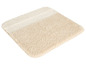 Eine cremefarbene Badematte mit weicher, plüschiger Textur.
