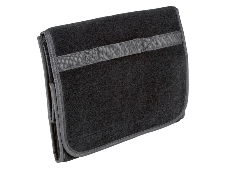 Eine schwarze, faltbare Kofferraummatte mit Riemen