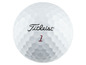 Ein weißer Titleist Golfball mit der Nummer 1.