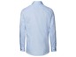Ein hellblaues Hemd mit langen Ärmeln.