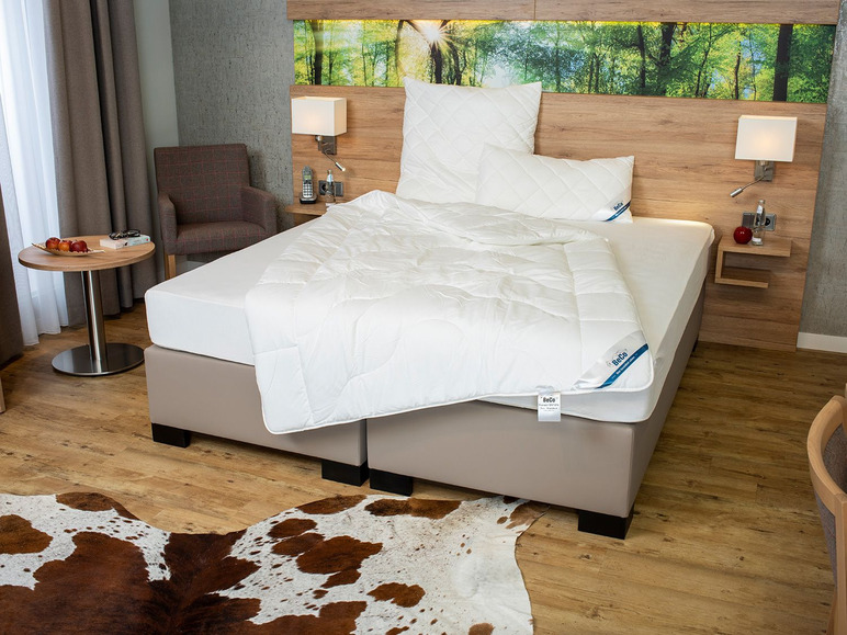 Gehe zu Vollbildansicht: BeCo Winter-Bettdecke »Proneem«, mit Milbenschutz, 100 % Baumwolle - Bild 1