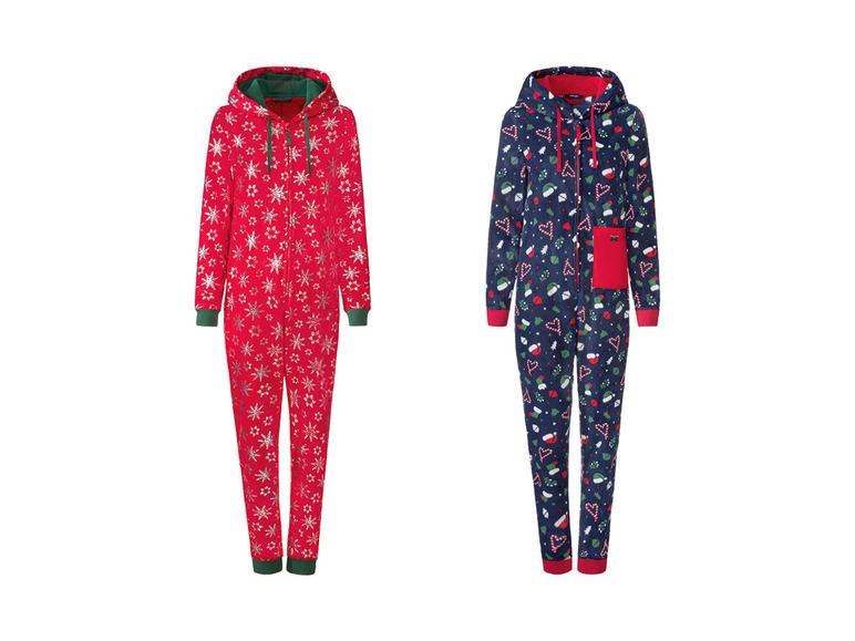 Zwei Weihnachts-Pyjamas mit Schneeflocken und Weihnachtsmotiven.
