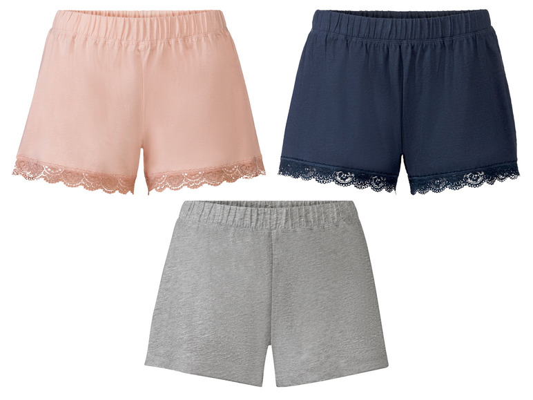 Drei kurze Hosen mit Spitze: rosa, dunkelblau und grau.