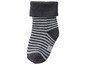 Gestreifte, graue Socken mit umgeschlagenem Rand.