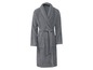 Ein grauer Bademantel mit Gürtel.