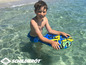 Ein Junge im Wasser mit einem Schildkröt Bodyboard.