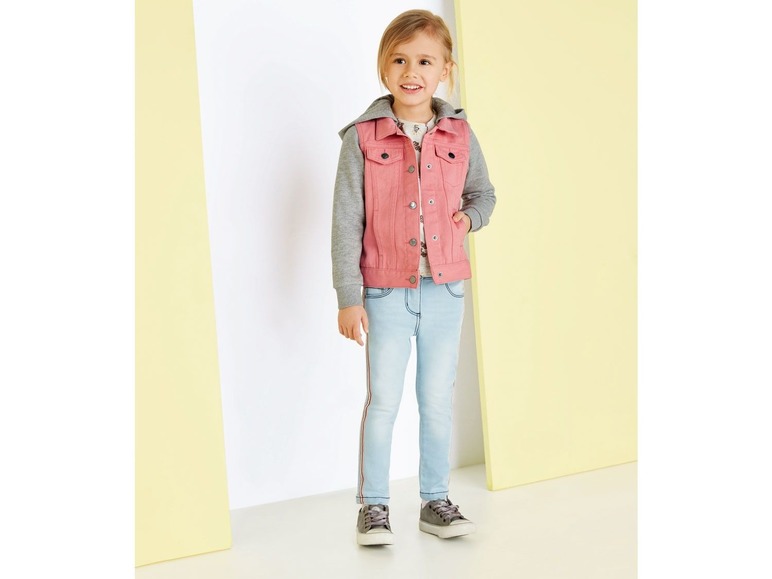 Gehe zu Vollbildansicht: LUPILU® Kleinkinder Jeansjacke Mädchen, Kapuze und Ärmel aus Sweatstoff, mit Baumwolle - Bild 4