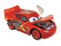 Ein rotes Spielzeugauto von Lightning McQueen mit offener Motorhaube.