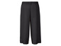 Schwarze Hose mit elastischem Bund.