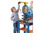 Ein Kind spielt mit einem Bob der Baumeister Werkbank mit Werkzeug und Kran.