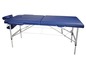 Ein blauer Massagetisch mit verstellbaren Beinen und einer Kopfstütze.