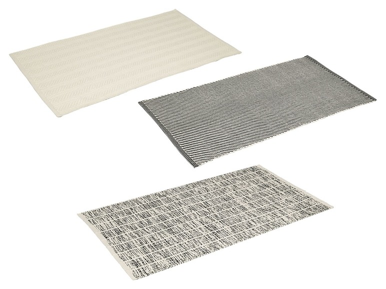 Drei weiße und schwarze Teppiche mit verschiedenen Mustern.