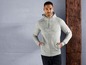 Mann trägt einen grauen Kapuzenpullover mit Reißverschluss.