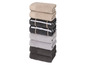 Stapel Handtücher in Beige, Grau und Schwarz mit weißen Streifen.
