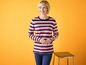 Eine Frau trägt einen gestreiften Pullover.