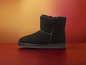 Schwarze UGG-Stiefel mit kurzem Schaft.