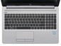 Tastatur eines silbernen HP Laptops mit Intel Core i3 Prozessor.