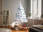 Ein weißer Weihnachtsbaum mit blauen Kugeln und Lichterkette.