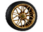 Ein goldenes Lamborghini-Rad mit schwarzen Reifen.