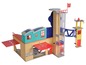 Eine Spielzeugfeuerwache mit Garage, Aufzug und Turm.