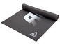 Eine schwarze Reebok Yogamatte mit weißem Design.