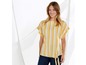 Frau trägt ein gestreiftes gelbes Shirt mit Knoten.