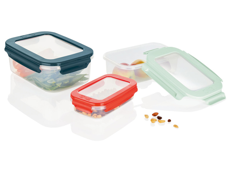 Drei Plastik-Lebensmittelbehälter mit Deckeln, einer mit grünem Rand, einer mit rotem Rand und einer mit blauem Rand.