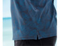 Ein blaues Poloshirt mit tropischem Muster.
