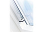 Ein weißes Dachfenster mit einem geöffneten Mechanismus.