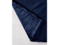 Eine dunkelblaue Fleece-Decke, gefaltet und gezeigt.