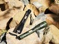 Zwei Max Taschenlampen, eine schwarze und eine in Tarnfarbe, auf Felsen.