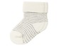 Weiße Babysocken mit grauen Streifen.