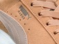 Detail einer beige Puma Suede Sneaker.