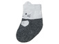 Ein grauer Socken mit Katzenmotiv für Babys.