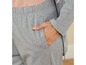 Graue Jogginghose mit Taschen.