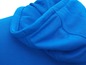 Die Kapuze eines blauen Hoodies.
