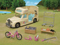Ein Calico Critters Wohnmobil mit Zubehör, darunter ein Fahrrad, ein Roller und eine Küche.