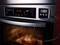 Ein Backofen mit einem digitalen Westmark-Thermometer zum Garen eines Bratens.