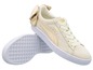Beige Puma Suede Sneaker mit Schleife.
