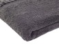 Ein dunkelgraues Handtuch, das auf weißem Hintergrund liegt.