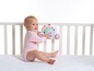 Ein Baby spielt mit einem Tiny Love Mobile in einem Babybett.