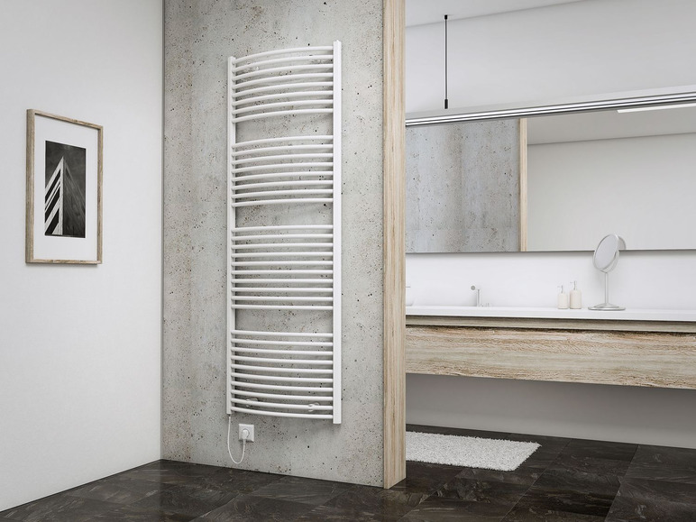 Ein weißer Designheizkörper in einem modernen Badezimmer.