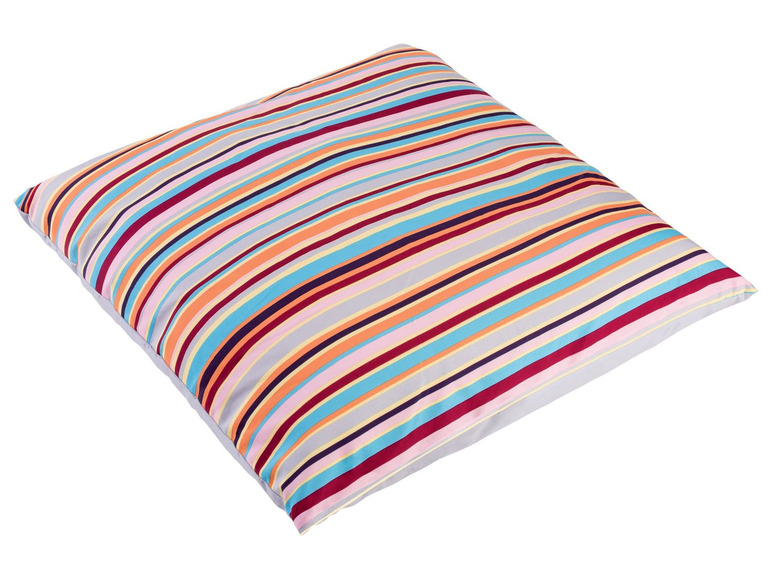 Ein graues Kissen mit bunten Streifen.
