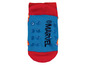 Blaue und rote Socken mit rutschfesten Punkten und Marvel-Logo.