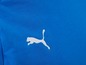 Ein blaues T-Shirt mit Puma-Logo.