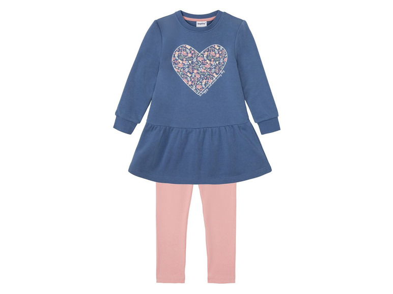 Ein blaues Kleid mit Herzmotiv und rosa Leggings.