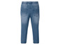Eine blaue Jeanshose mit elastischem Bund.